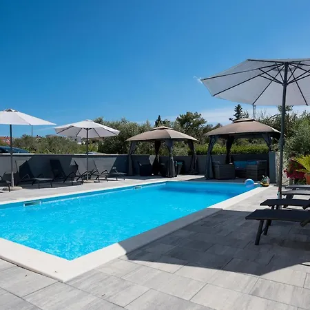 Natura With Private Pool アパート ザダル