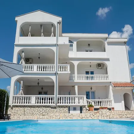 Natura With Private Pool Apartment *