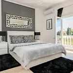 Natura With Private Pool Appartement *