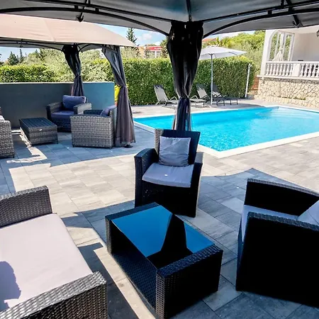 Natura With Private Pool Apartment